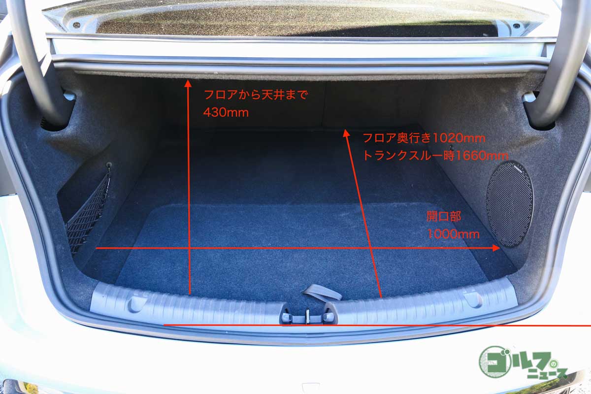 トランクスペースは無駄のないスクエアな形状。開口部も広く積載性に優れる