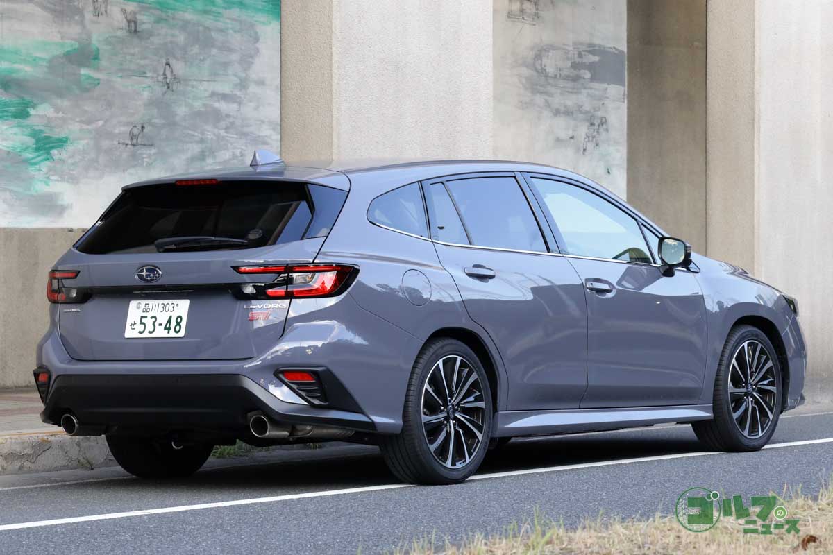 18インチホイール、2本出しマフラーなどを装備。STIのエンブレムも誇らしげ