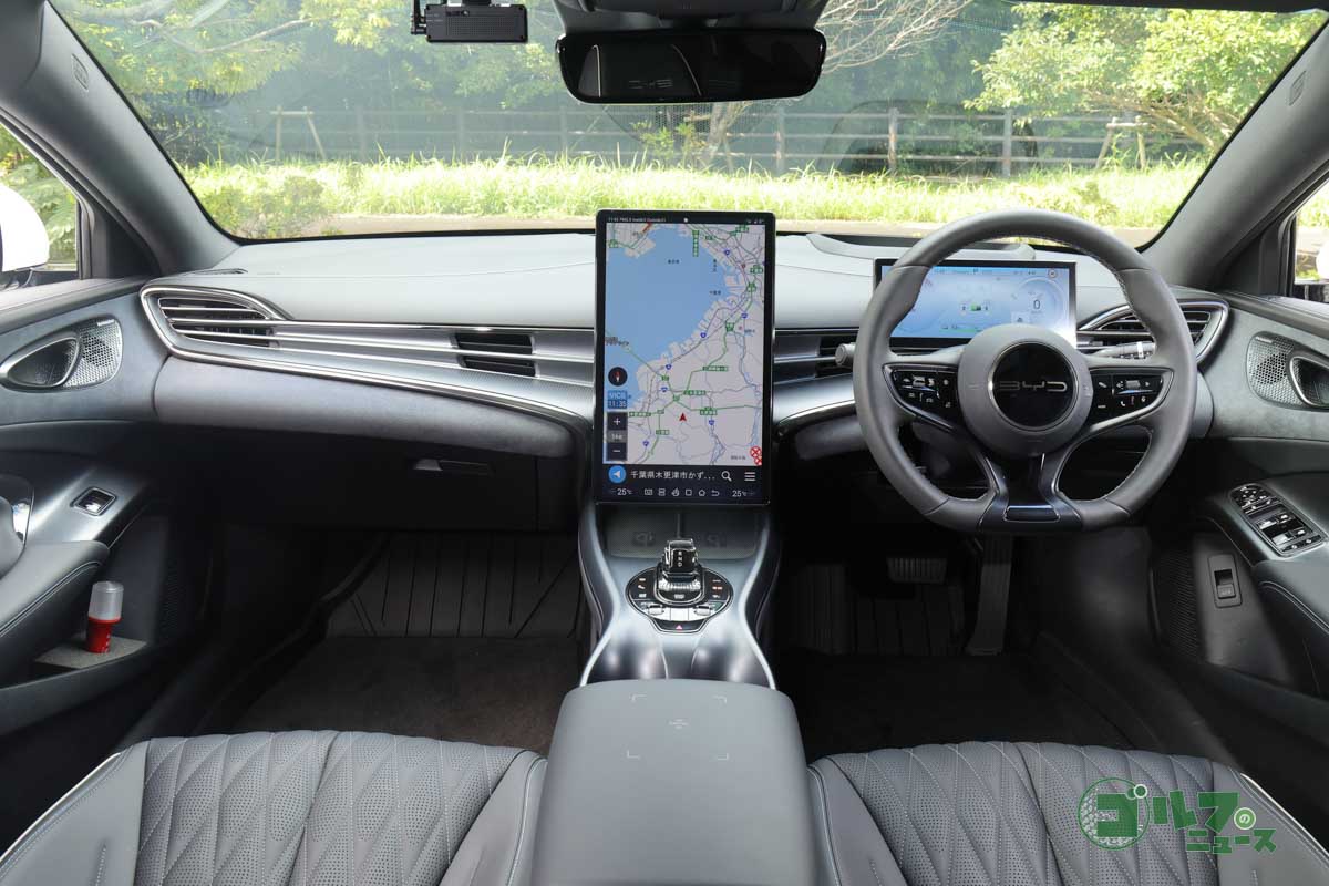 センターに配置された大型のモニターは、スイッチ一つでタテにもヨコにもできる