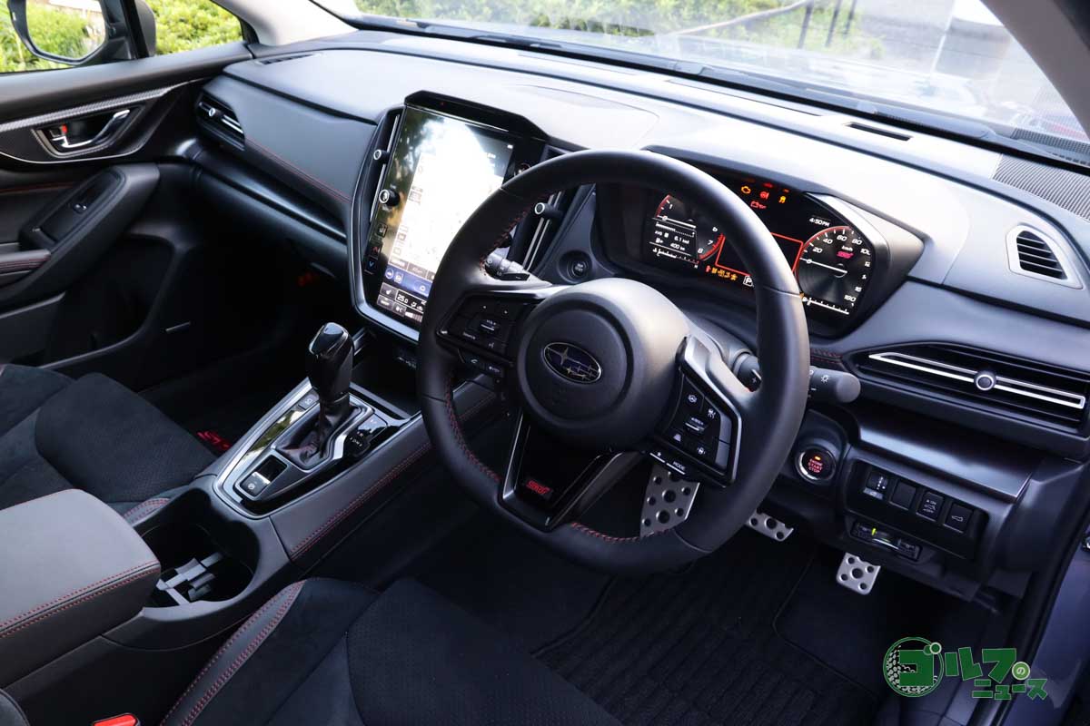 ステッチ入りの本革シート＆ステアリングが印象的。ペダルはアルミに変更