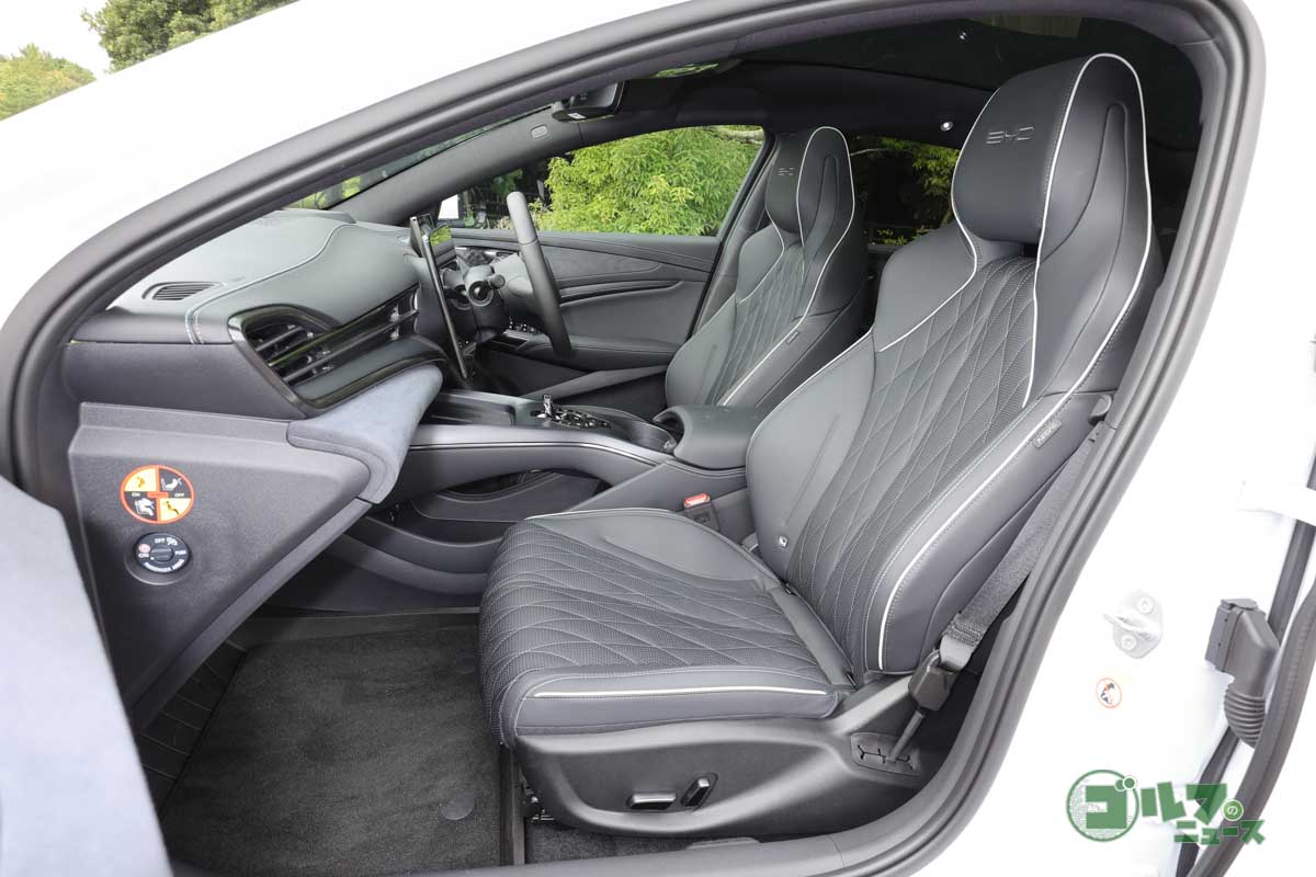 フロントシートはヘッドレスト一体型のスポーティーなデザイン