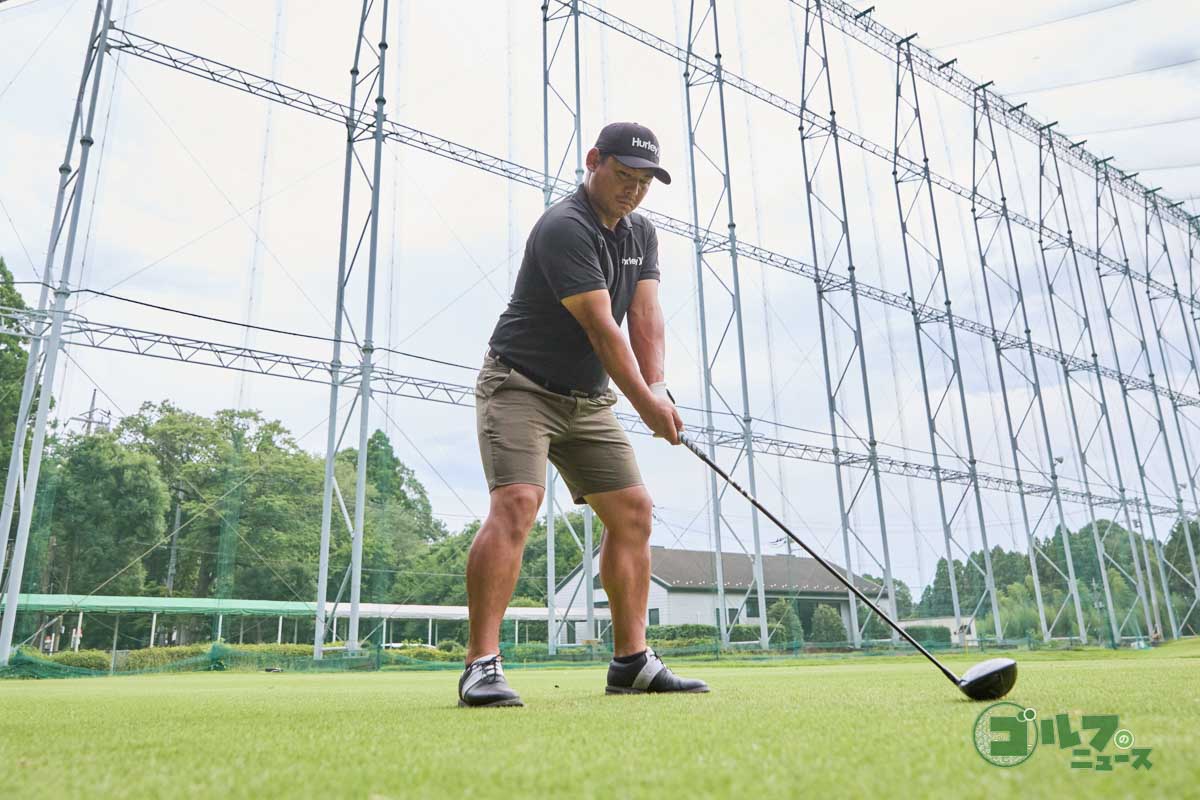 グリップエンドがおへそを指した状態をキープしてテークバック。捻転したトップになって下半身リードの切り返しができる。ここからフォローでアドレスを再現するイメージで振ればハンドファーストのインパクトになる