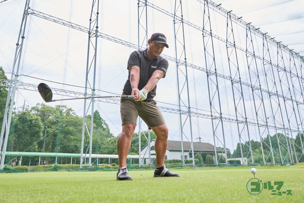 グリップエンドがおへそを指した状態をキープしてテークバック。捻転したトップになって下半身リードの切り返しができる。ここからフォローでアドレスを再現するイメージで振ればハンドファーストのインパクトになる