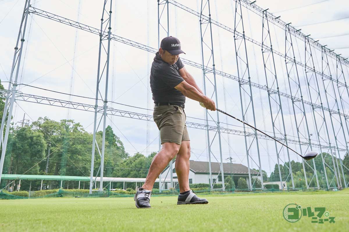 グリップエンドがおへそを指した状態をキープしてテークバック。捻転したトップになって下半身リードの切り返しができる。ここからフォローでアドレスを再現するイメージで振ればハンドファーストのインパクトになる