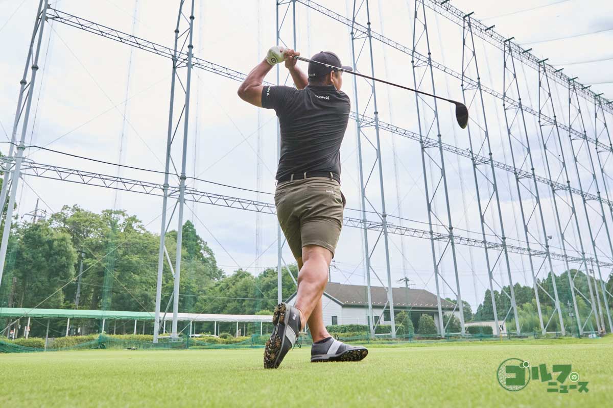 グリップエンドがおへそを指した状態をキープしてテークバック。捻転したトップになって下半身リードの切り返しができる。ここからフォローでアドレスを再現するイメージで振ればハンドファーストのインパクトになる