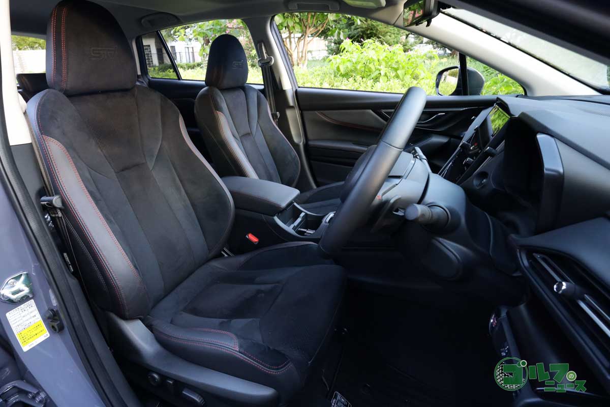 サイドサポートがしっかりしたホールド性の高いフロントシートを装備している