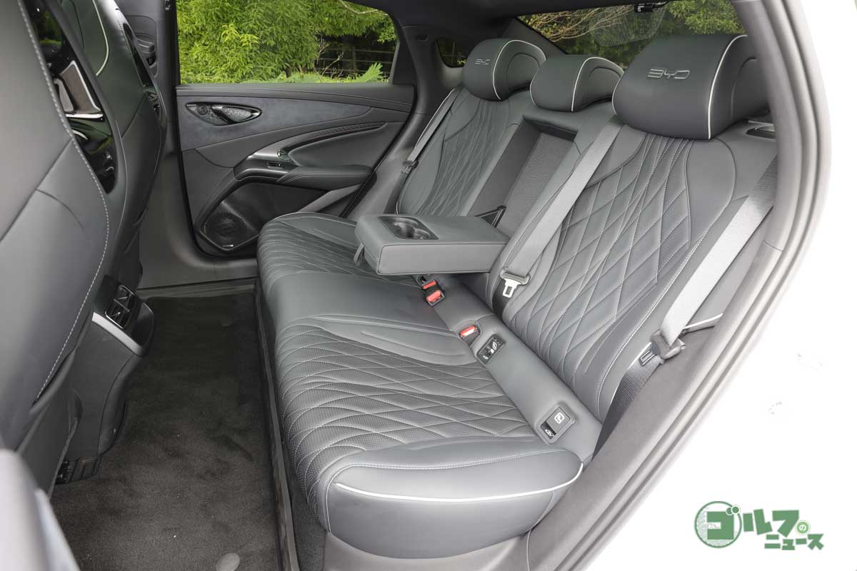 ゆったり座れる後席。センタートンネルがないので足元が広々している