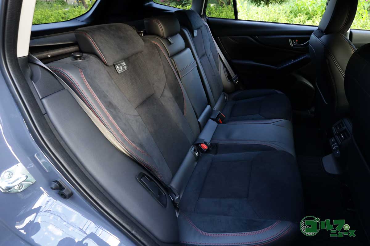 座り心地のよいリヤシート。空調用のベンチレーションも備えている