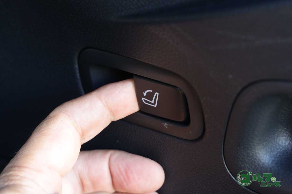 リヤシートは荷室からレバーひとつでパタンと前倒しできるので便利だ