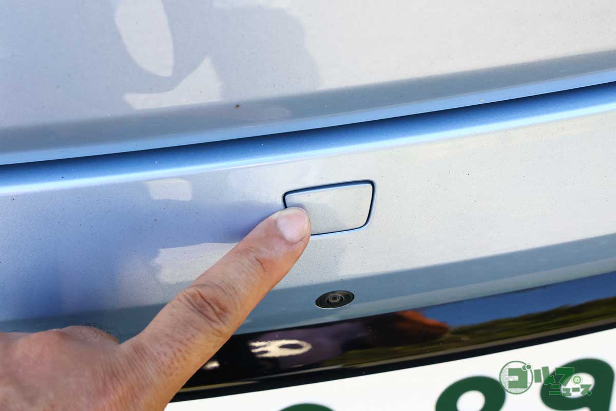 トランクドアは電動開閉式。スイッチをワンプッシュしてオープン