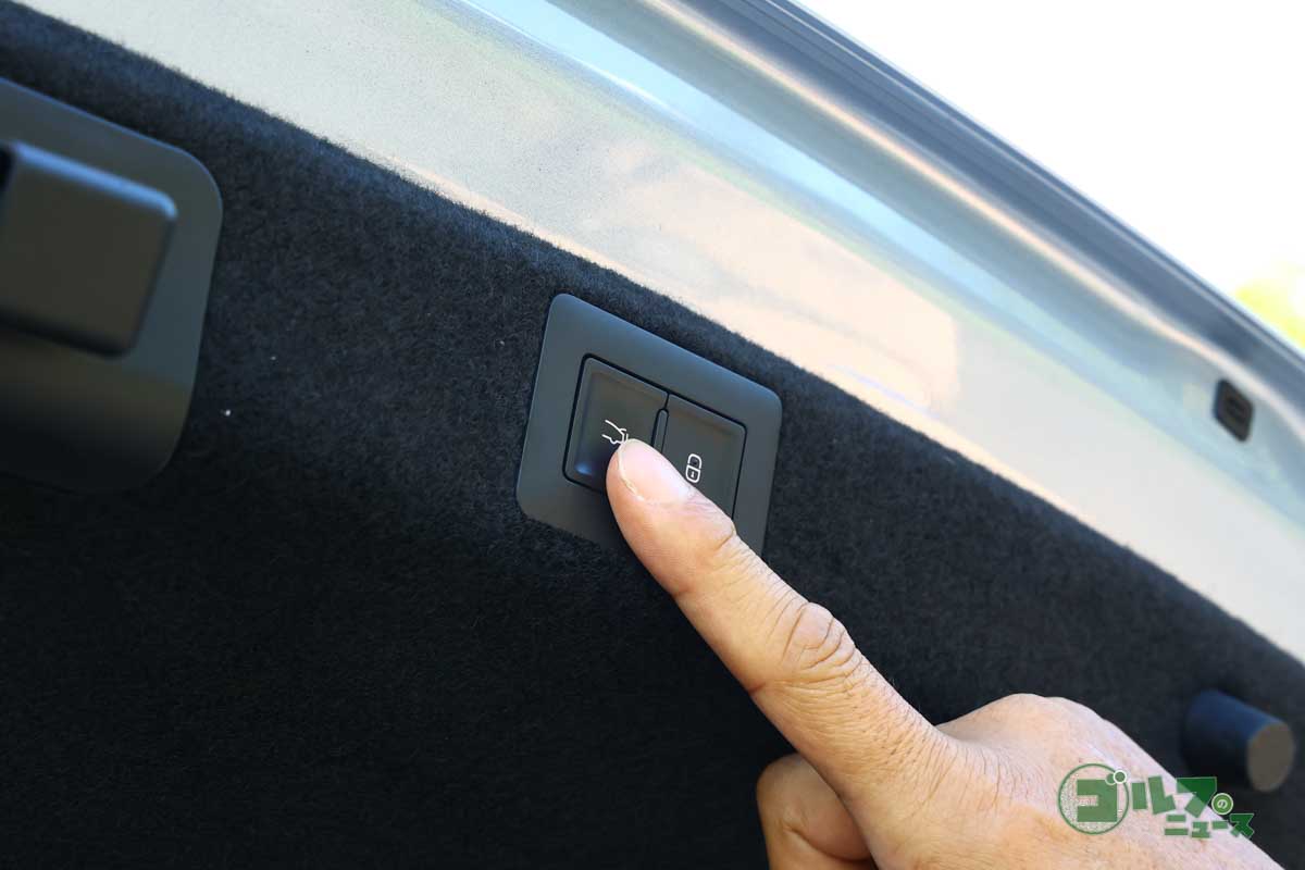 トランクドア内側のクローズボタン