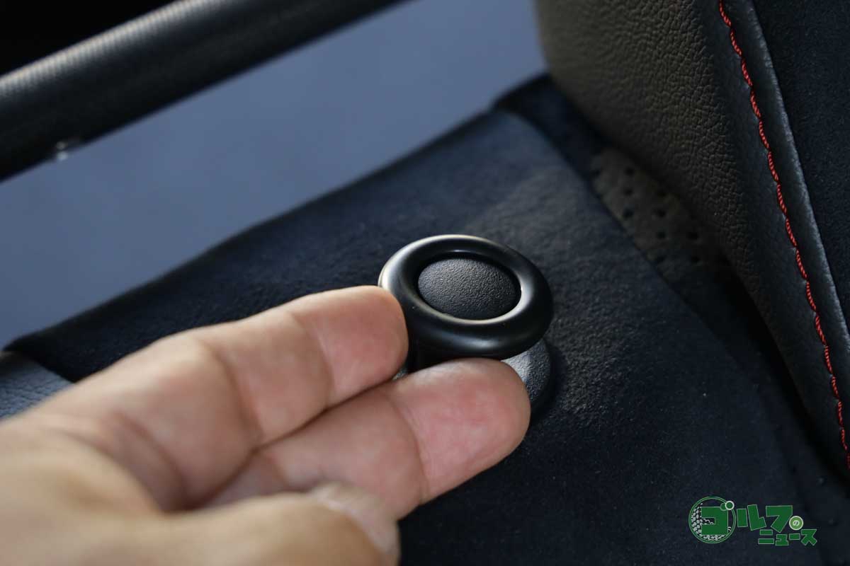 荷室の拡大はリヤシート肩口にあるノブを引くと簡単にできる