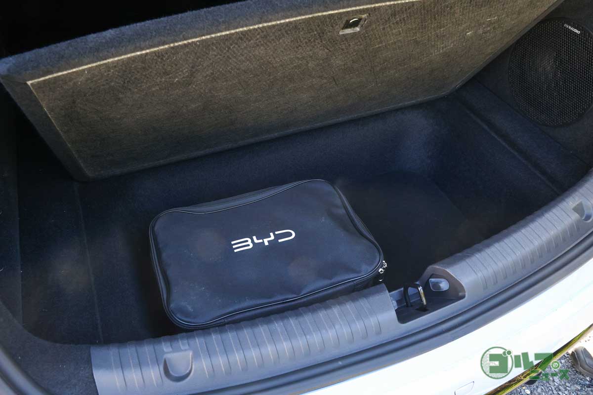 トランク床下にも実用的なスペースが。充電コードなどを収納するのに便利