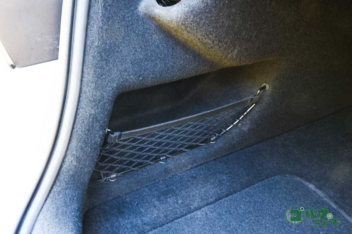 トランク横に小物を入れておくのに重宝しそうなポケットを備えている