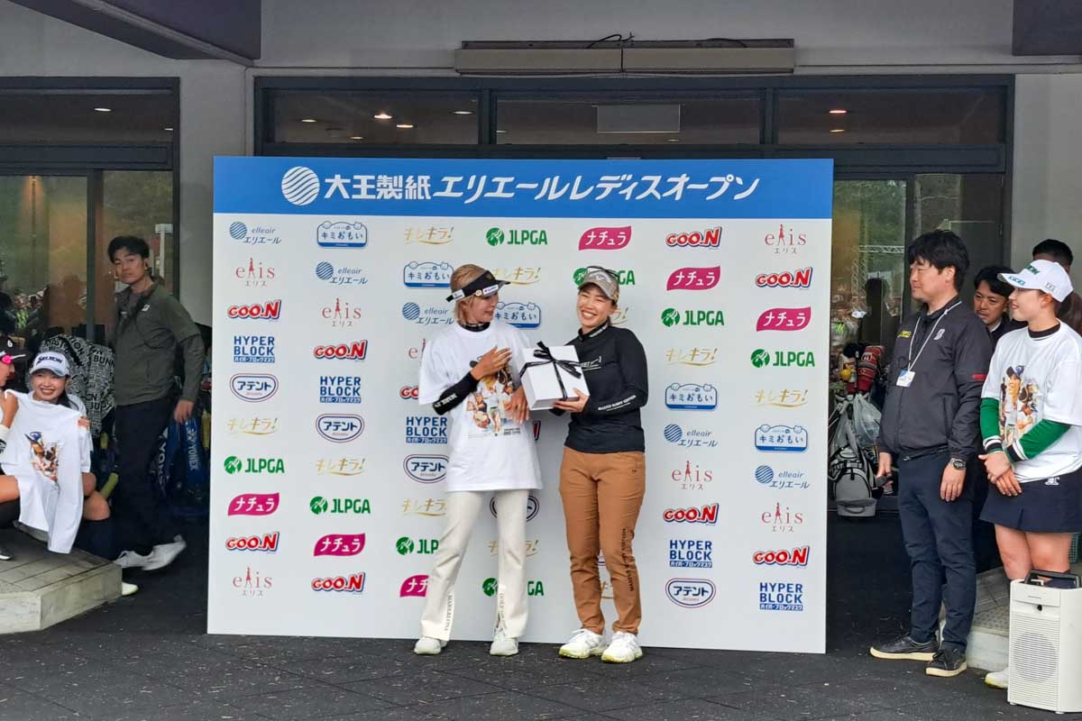 「大王製紙エリエールレディス」2日目終了後に行われた上田桃子を見送るセレモニー