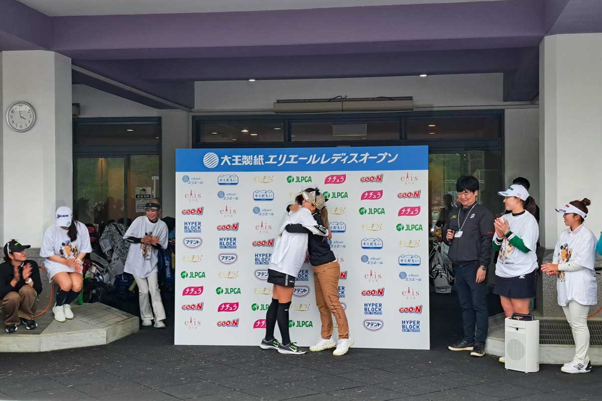 「大王製紙エリエールレディス」2日目終了後に行われた上田桃子を見送るセレモニー