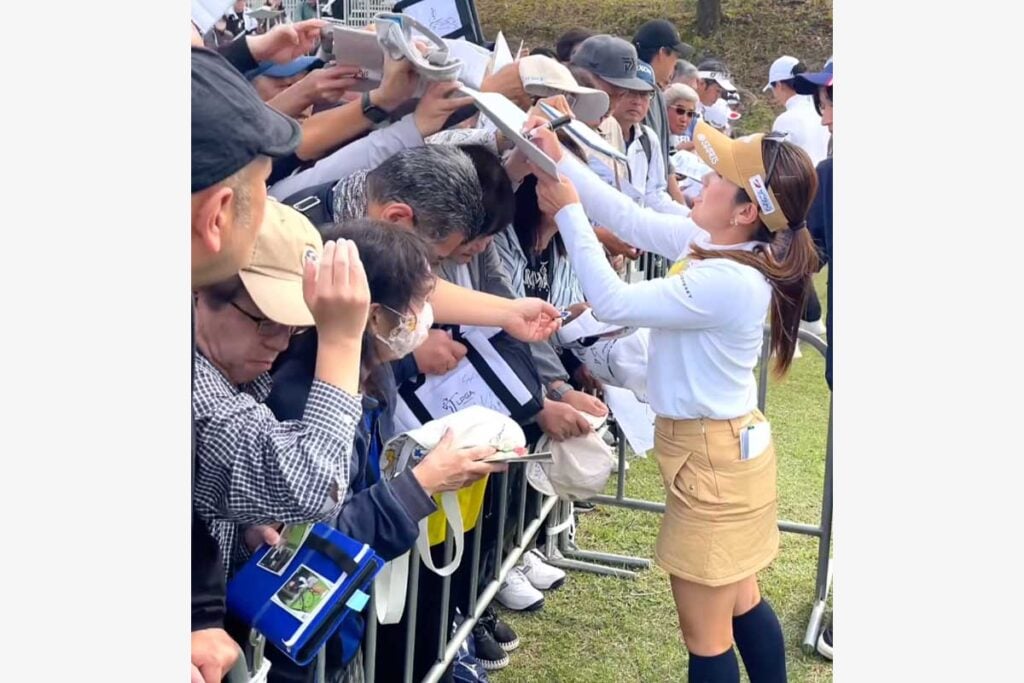 西村優菜選手 サイン入りクッション 値下げしました