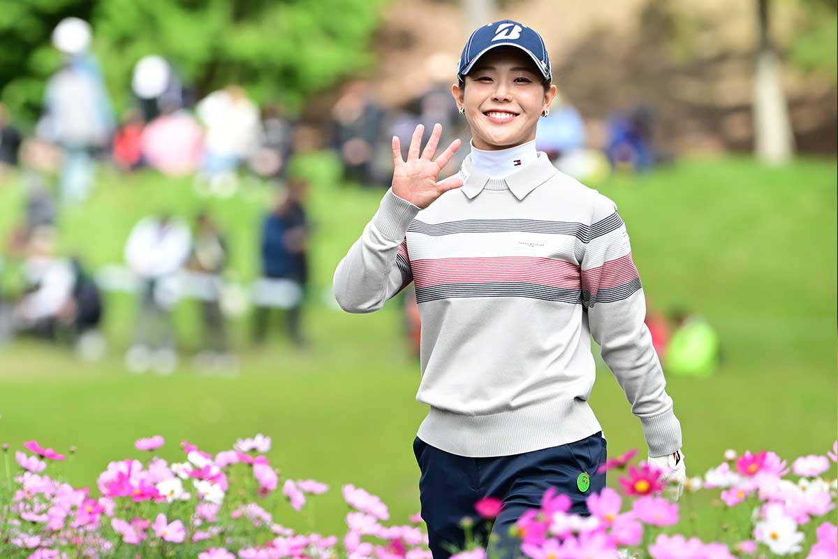 セーターからもストライプロゴがちらり　写真：Getty Images