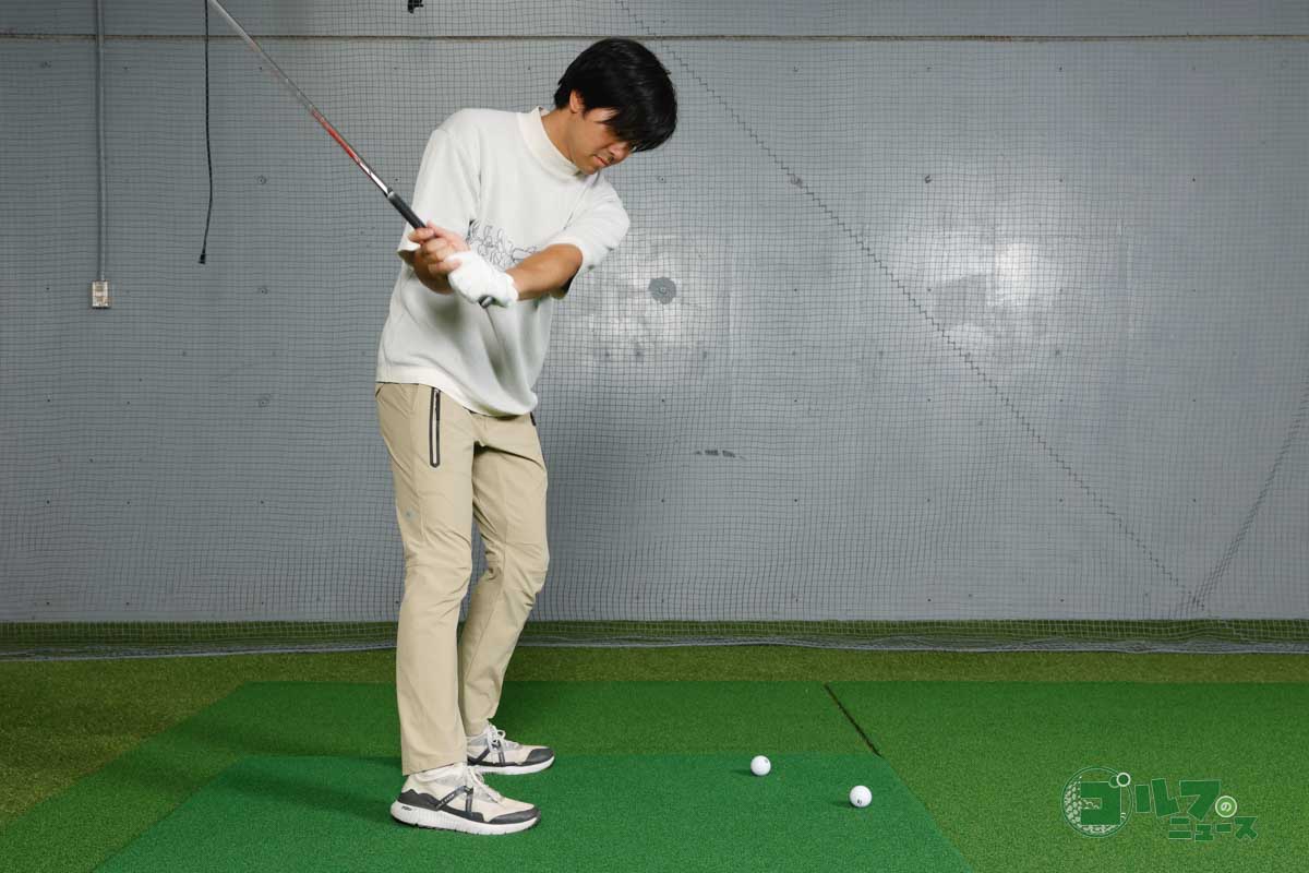 ボールを2個用意し、1つを基準となるボールから20センチ離れた右斜め上に置く。ボールの間をクラブヘッドが通るように素振りを行うと、アウトサイドインのスイング軌道が直る