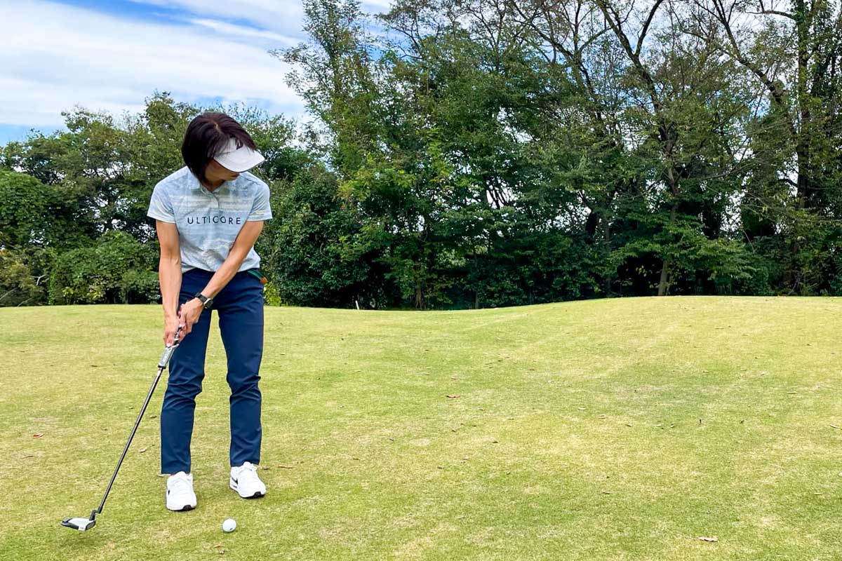 ボールの位置まで歩いてきたら、そのまますぐに目標方向を見ながら打つ