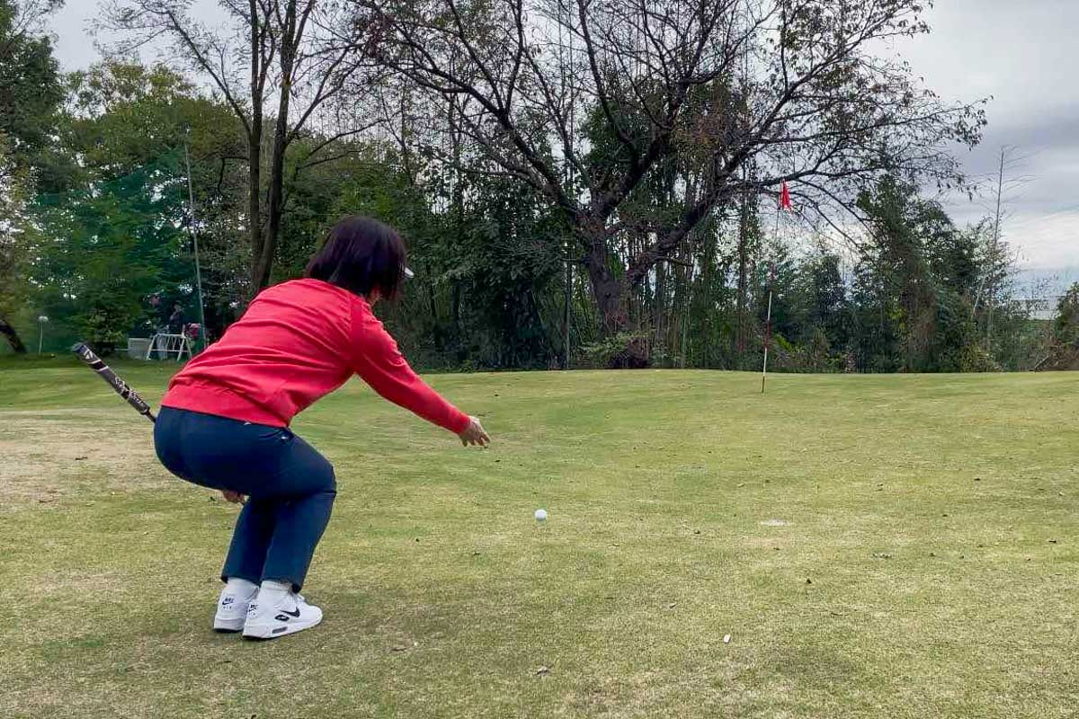 ボールを手で転がして距離感を養う