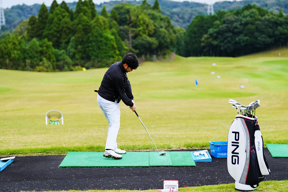 中目さんが試打する様子[写真：今井暖]