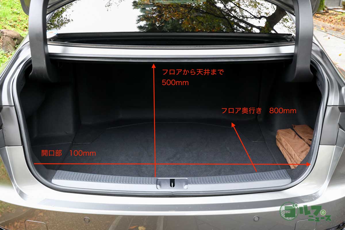 荷室は間口を広く取ってあるのでゴルフバッグのような大きな荷物も積み込みやすい