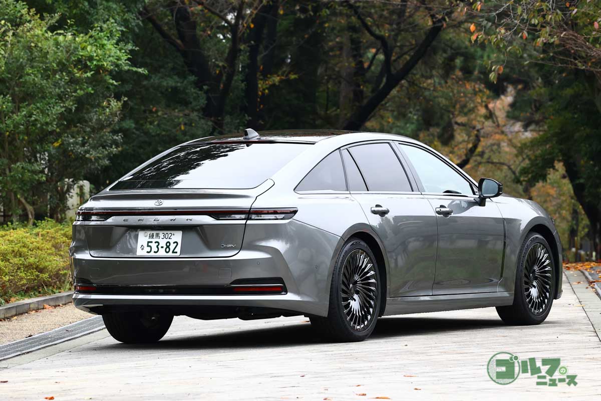 クーペのような傾斜をもつリアウインドと一文字のリヤランプがスポーティー感を演出