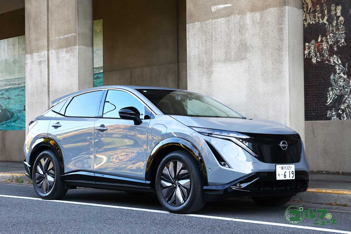 充電プラグの差し込み口はフロントフェンダー左右にある。右が普通充電、左が急速充電用