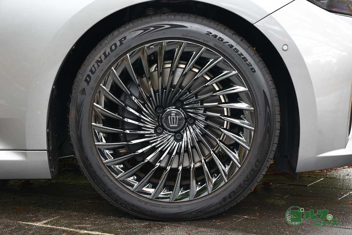 大柄なボディーを20インチタイヤ＆ホイールが引き締める。安定した走りにも貢献