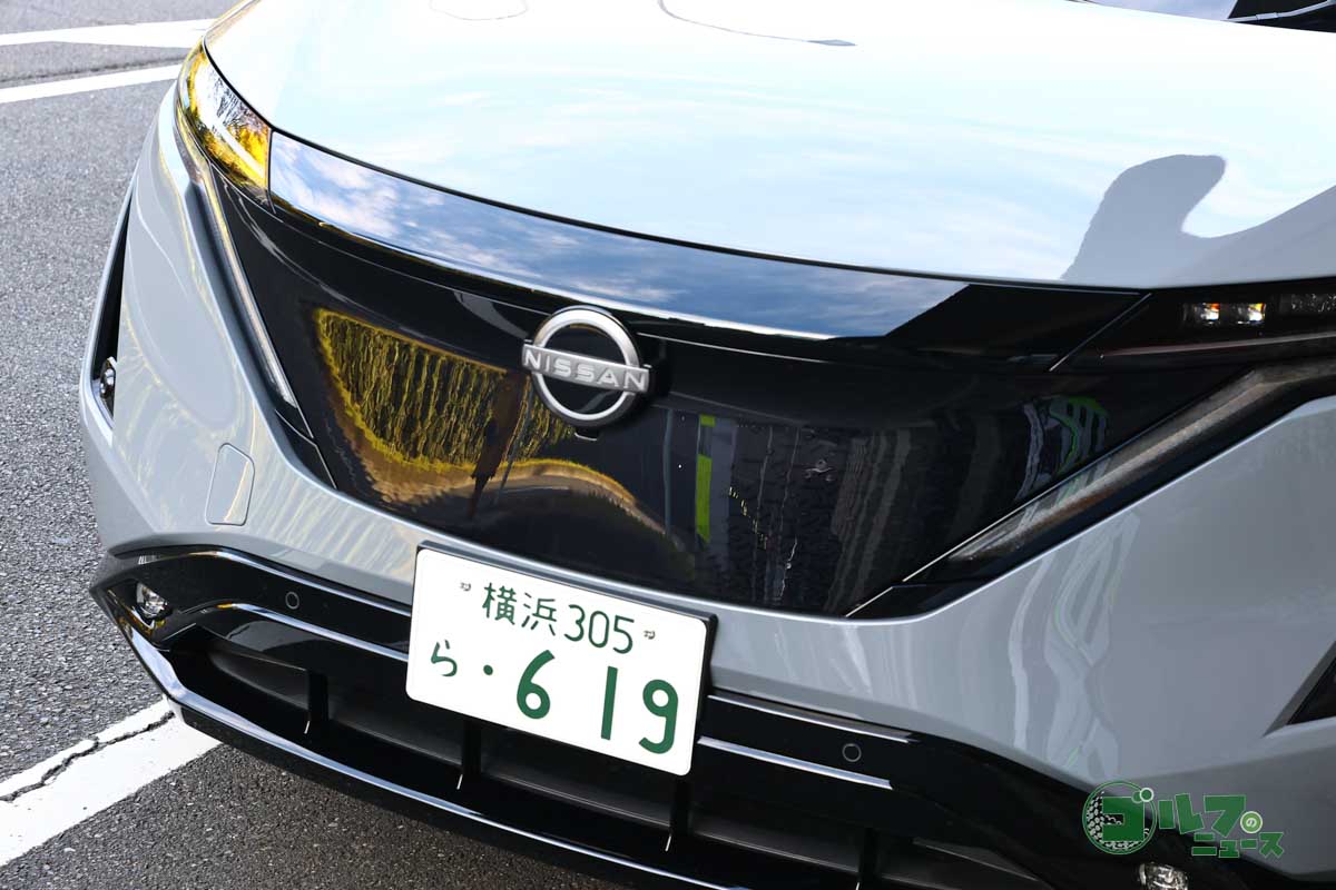 ヘッドライトと一体になったフロントシールドが近未来感覚を演出する