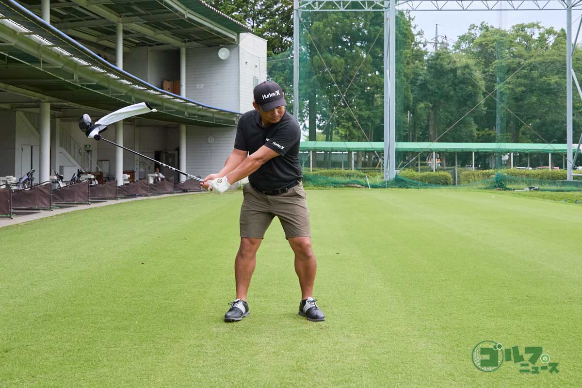 ネック側にタオルを巻いてハーフスイング。フォロー側でタオルがピンと伸びるように振っていると遠心力を使って振る感覚が養える