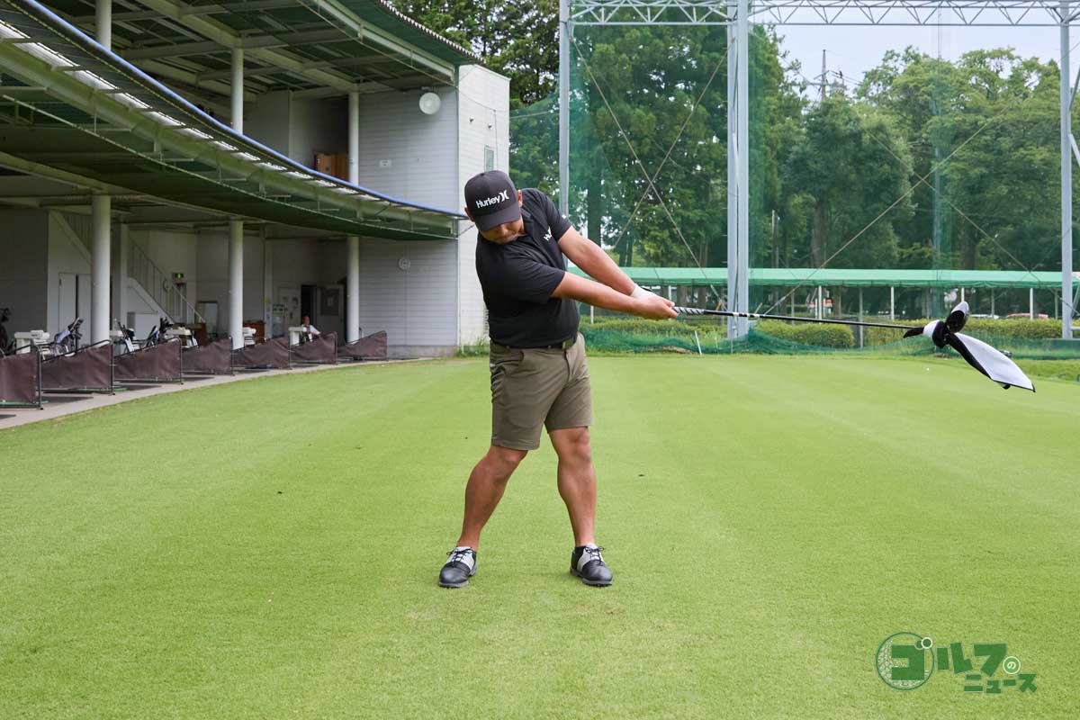 ネック側にタオルを巻いてハーフスイング。フォロー側でタオルがピンと伸びるように振っていると遠心力を使って振る感覚が養える