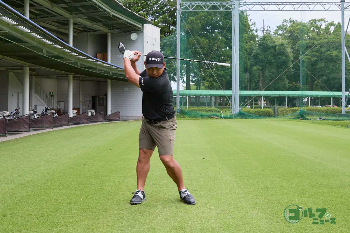 クラブを逆さに持って連続素振り。振り戻す時もビュンと音を鳴らして全力で素振り