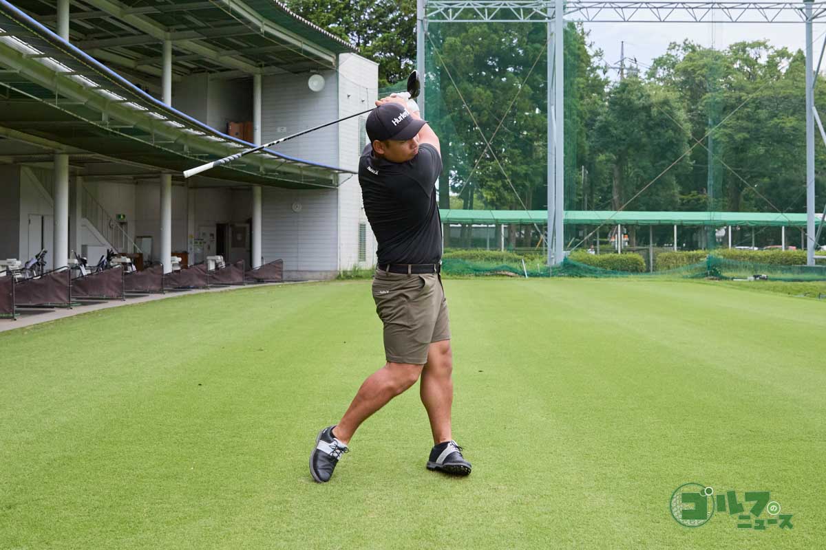 クラブを逆さに持って連続素振り。振り戻す時もビュンと音を鳴らして全力で素振り