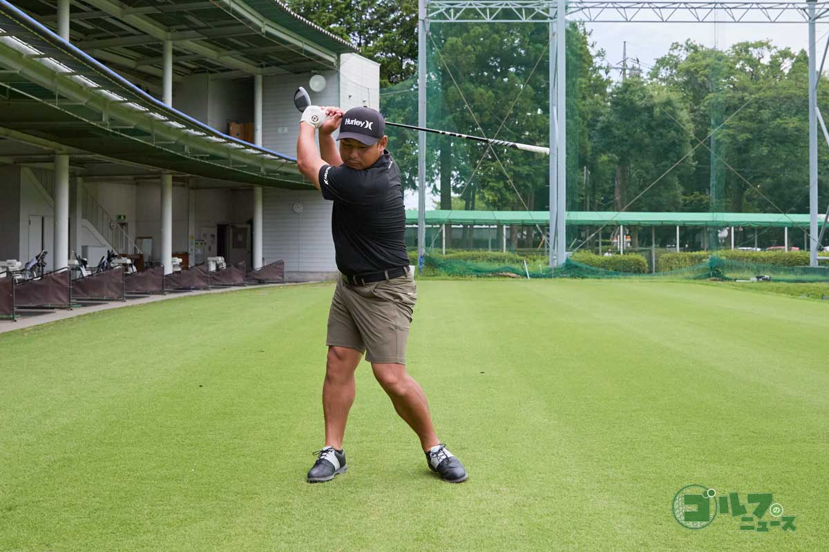 クラブを逆さに持って連続素振り。振り戻す時もビュンと音を鳴らして全力で素振り
