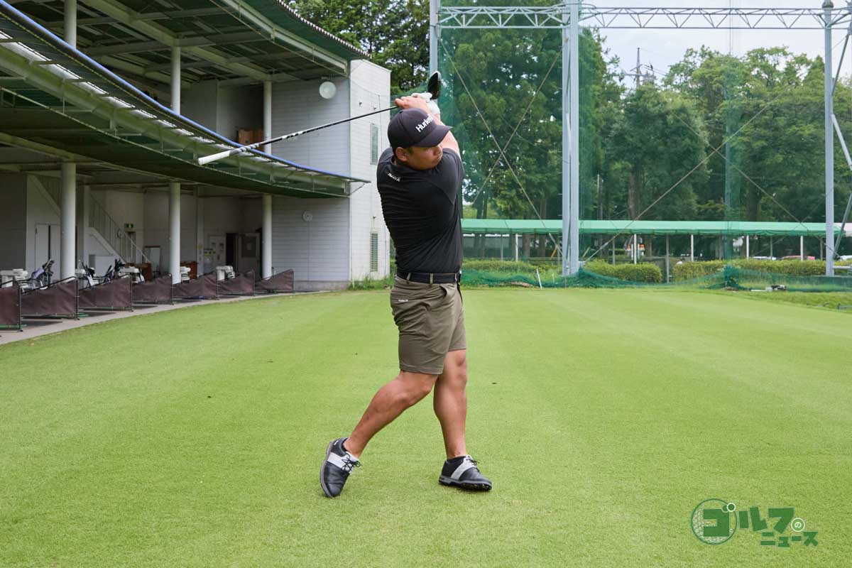 クラブを逆さに持って連続素振り。振り戻す時もビュンと音を鳴らして全力で素振り