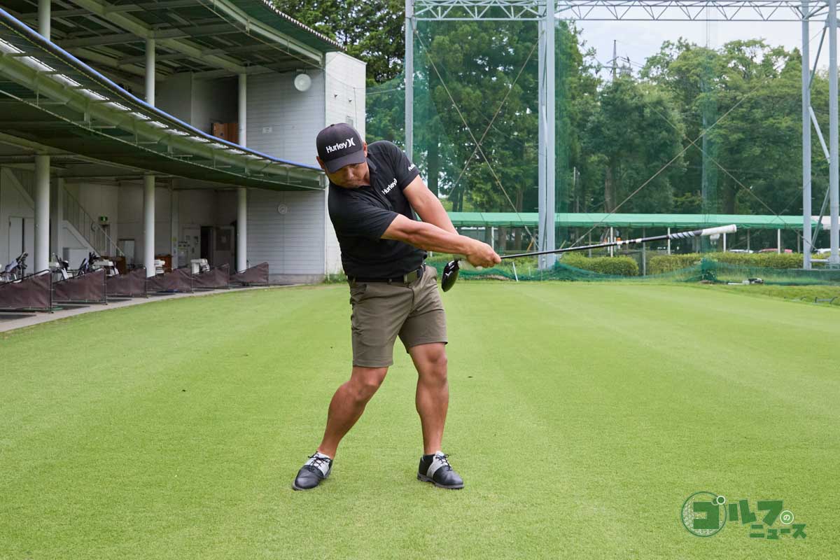 クラブを逆さに持って連続素振り。振り戻す時もビュンと音を鳴らして全力で素振り
