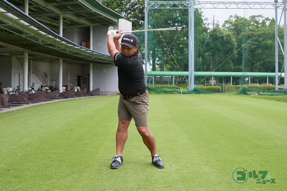 クラブを逆さにして素振りをした後に、クラブを2本持って同じく連続素振りをする。軽いモノと重いモノを交互に振ることでスピードを上げて振る感覚がつかめるようになる