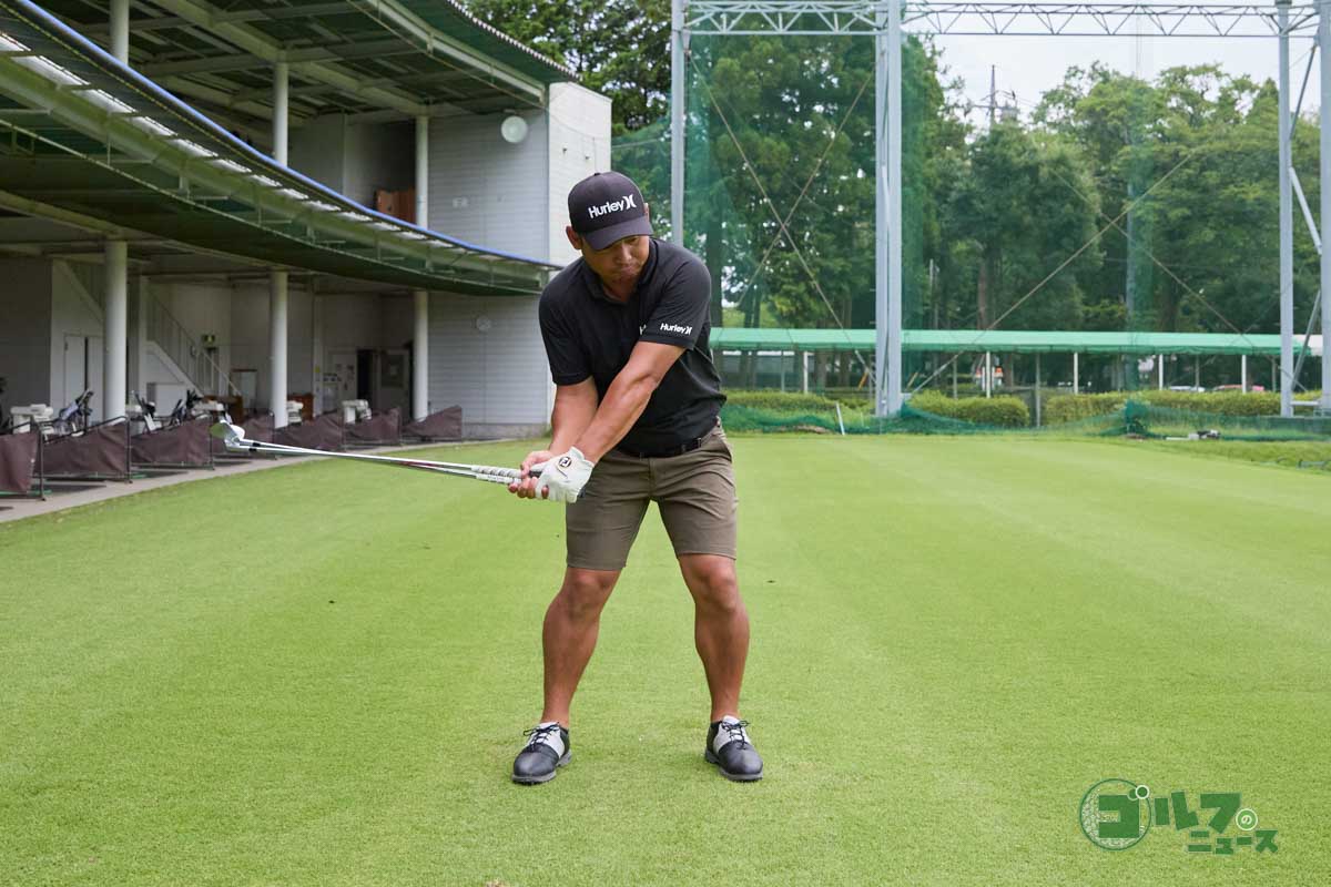 クラブを逆さにして素振りをした後に、クラブを2本持って同じく連続素振りをする。軽いモノと重いモノを交互に振ることでスピードを上げて振る感覚がつかめるようになる