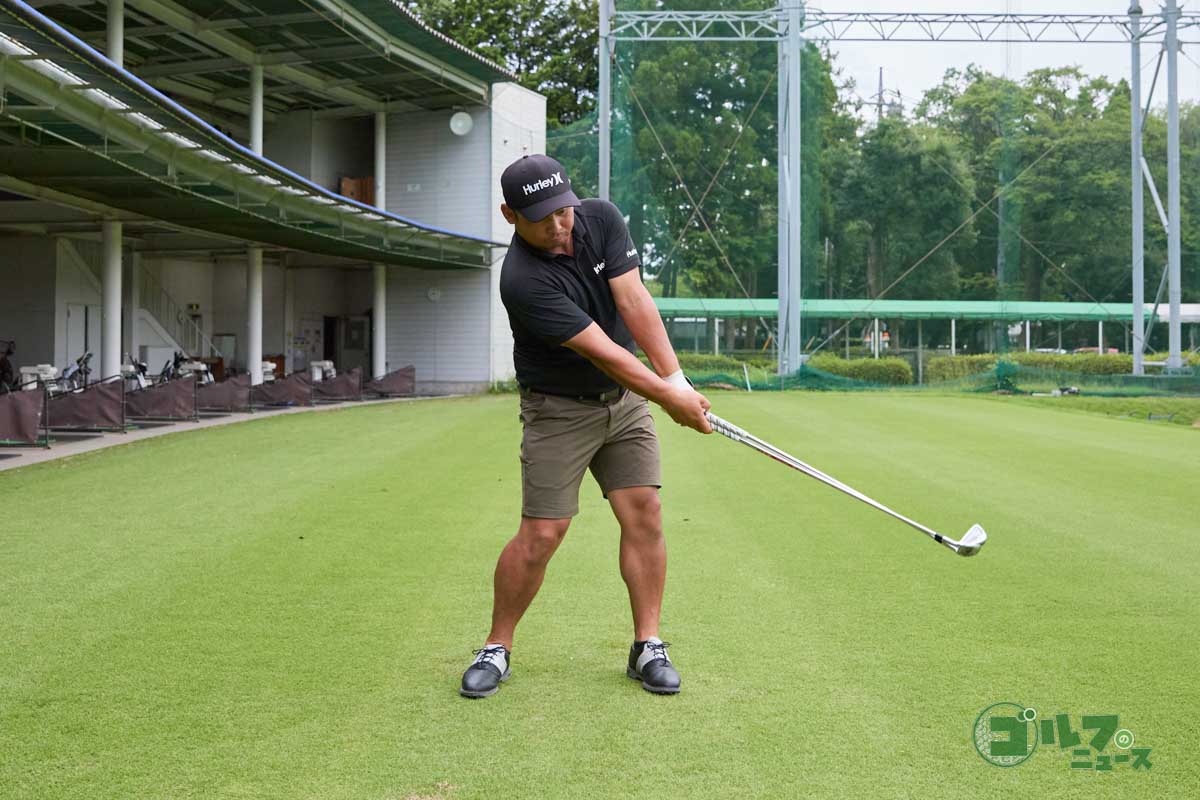 クラブを逆さにして素振りをした後に、クラブを2本持って同じく連続素振りをする。軽いモノと重いモノを交互に振ることでスピードを上げて振る感覚がつかめるようになる