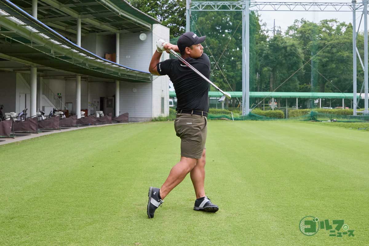 クラブを逆さにして素振りをした後に、クラブを2本持って同じく連続素振りをする。軽いモノと重いモノを交互に振ることでスピードを上げて振る感覚がつかめるようになる