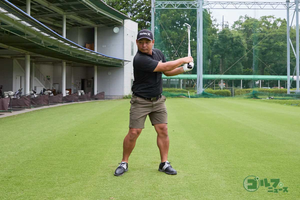 クラブを逆さにして素振りをした後に、クラブを2本持って同じく連続素振りをする。軽いモノと重いモノを交互に振ることでスピードを上げて振る感覚がつかめるようになる