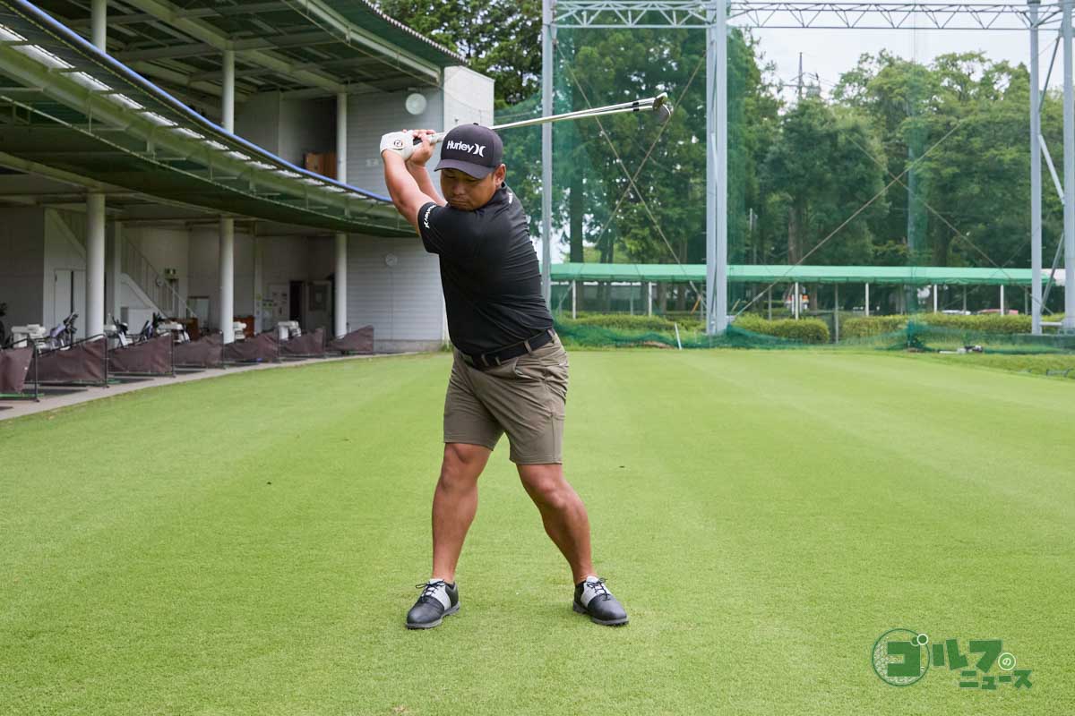 クラブを逆さにして素振りをした後に、クラブを2本持って同じく連続素振りをする。軽いモノと重いモノを交互に振ることでスピードを上げて振る感覚がつかめるようになる