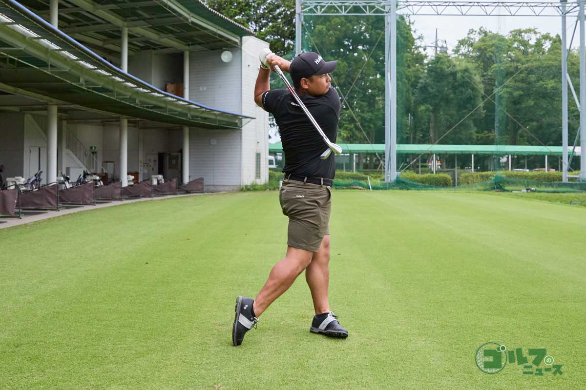 クラブを逆さにして素振りをした後に、クラブを2本持って同じく連続素振りをする。軽いモノと重いモノを交互に振ることでスピードを上げて振る感覚がつかめるようになる