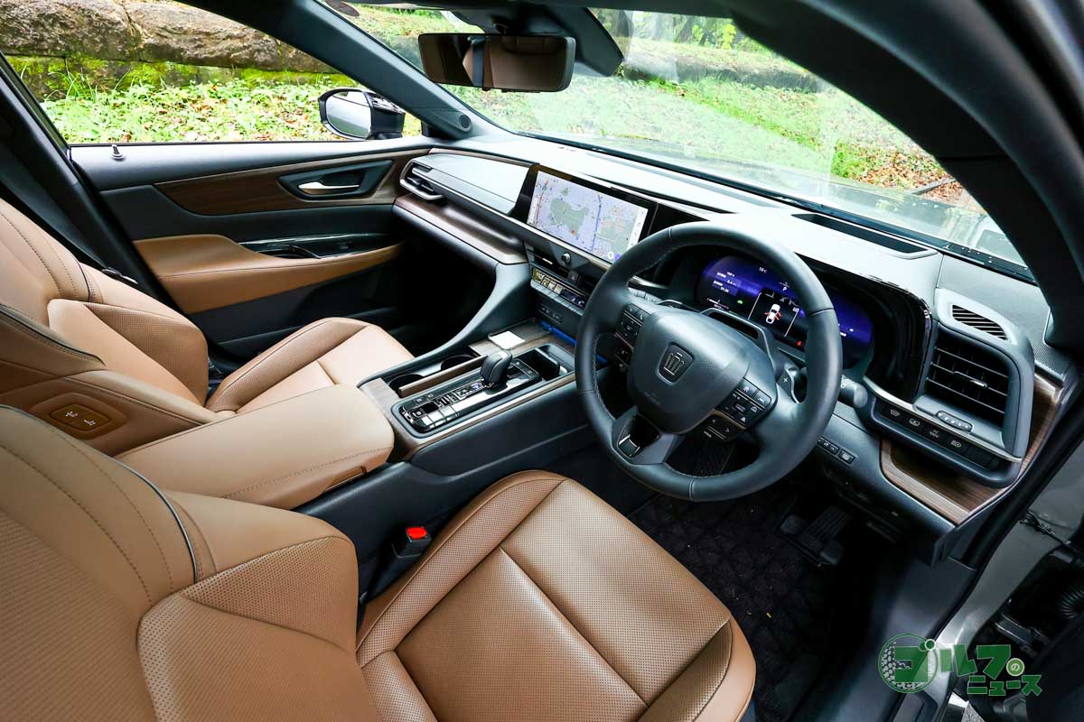 インテリアは上質なブラックと華やかな空気感を演出するミッドブラウン（写真）を設定