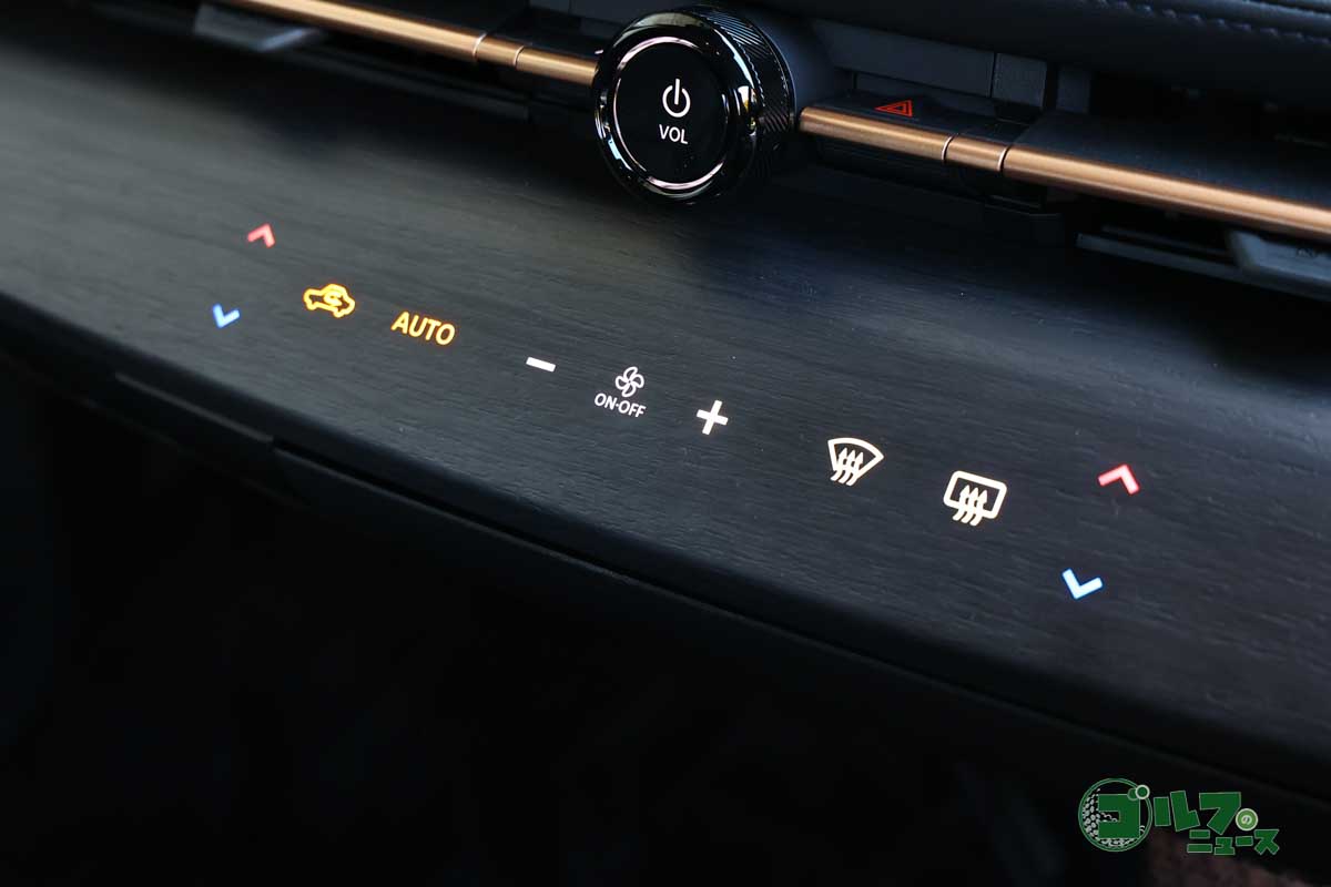 パワースイッチを押すとエアコン操作のアイコンが整然と浮かび上がる