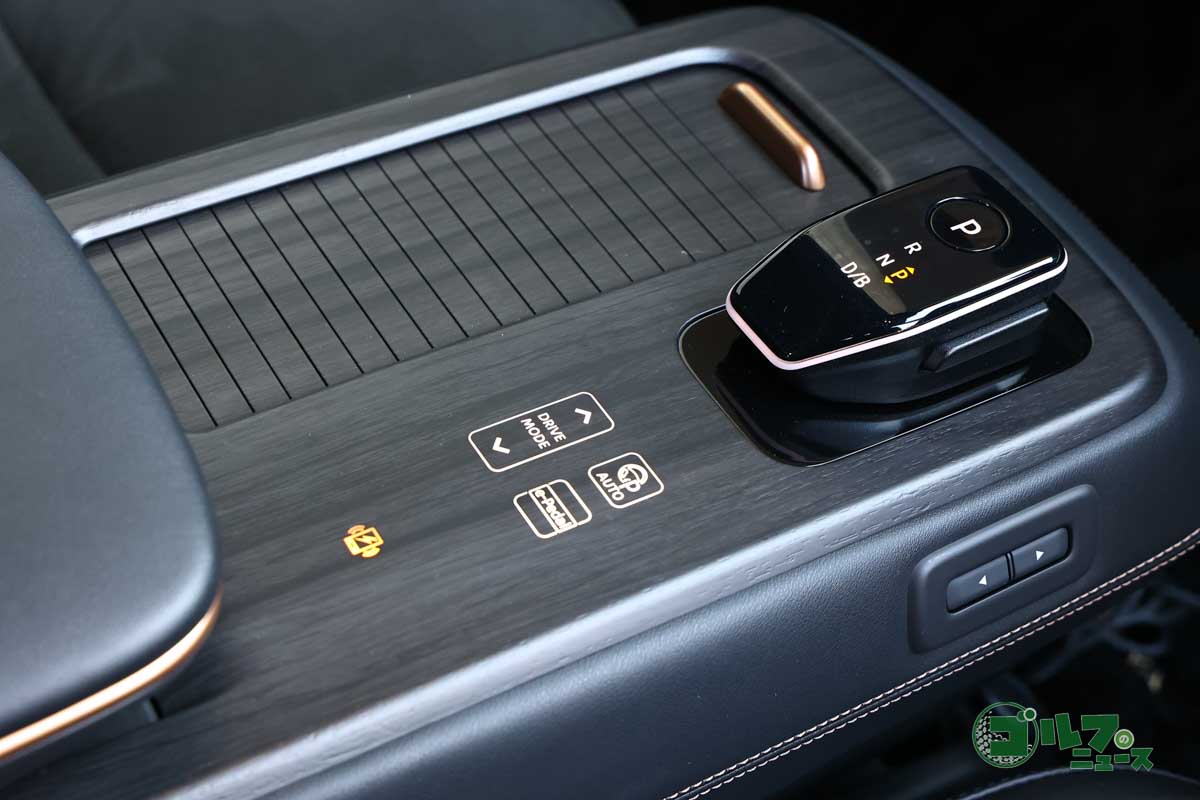 運転席と助手席の間にあるセンターコンソールは電動で前後にスライドさせることが可能