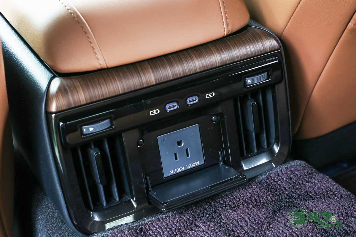 後席正面にはエアコンの吹き出し口の他、USBポートやAC100V電源コンセントを装備