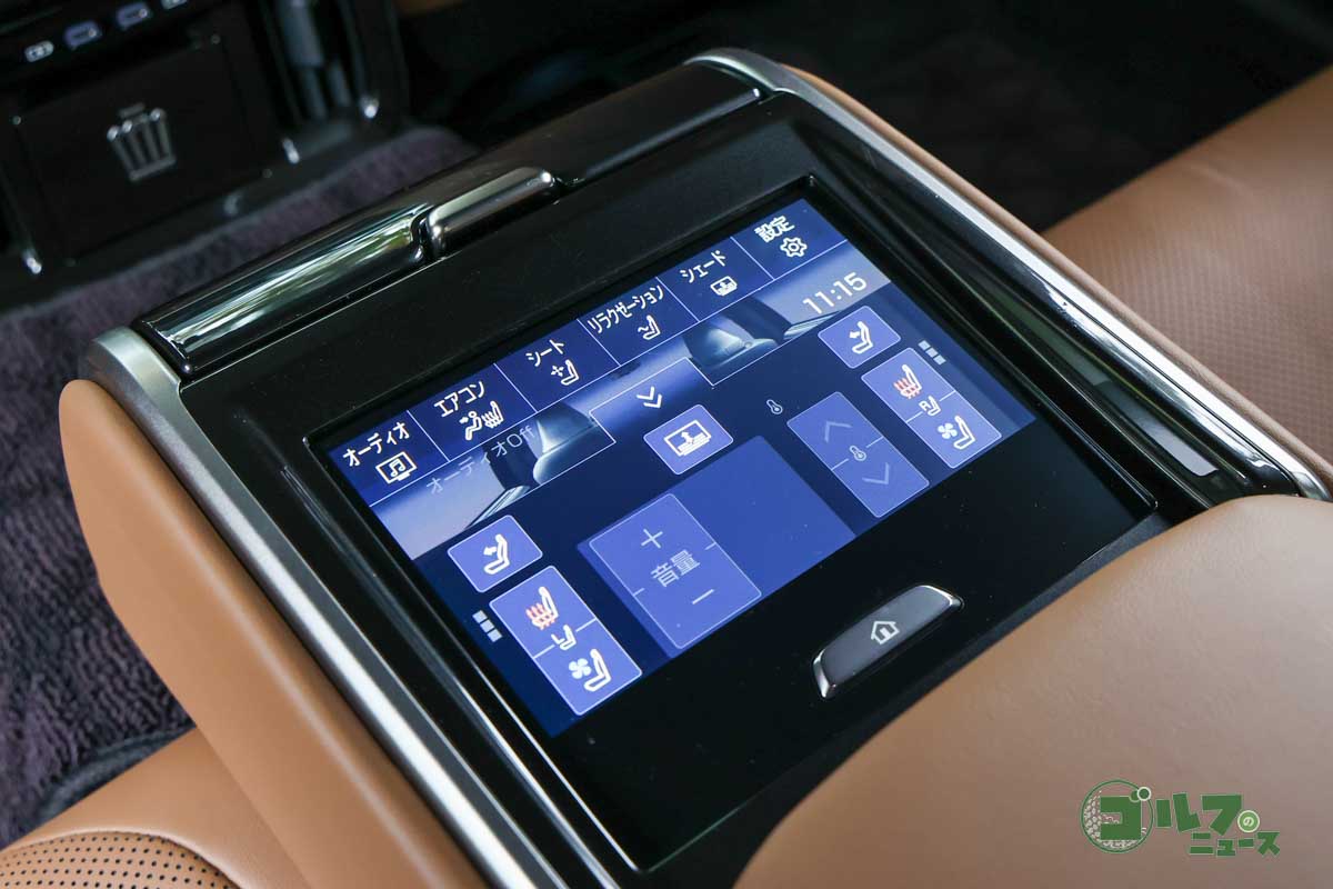 リヤアームレストにタッチパネルを内蔵。さまざまな多彩な機能を直感的に操作できる